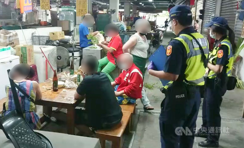 疫情升溫,花蓮縣政府23日起全面實施「餐飲小吃店一律外帶」等重大防疫措施。警方日前巡邏傳統市場時,發現有業者在市場內販賣餐飲酒水,並提供內用服務,立即依法蒐證函請主管機關裁罰。(花蓮縣警察局提供)中央社記者李先鳳傳真 110年5月30日