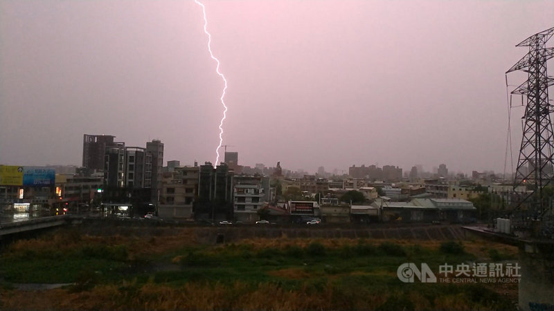 滯留鋒面影響,30日上午台中與彰化地區降下大雷雨,台中市區清晨雷電交加不斷,不少網友在網路上分享喜訊。中央社記者蘇木春攝 110年5月30日