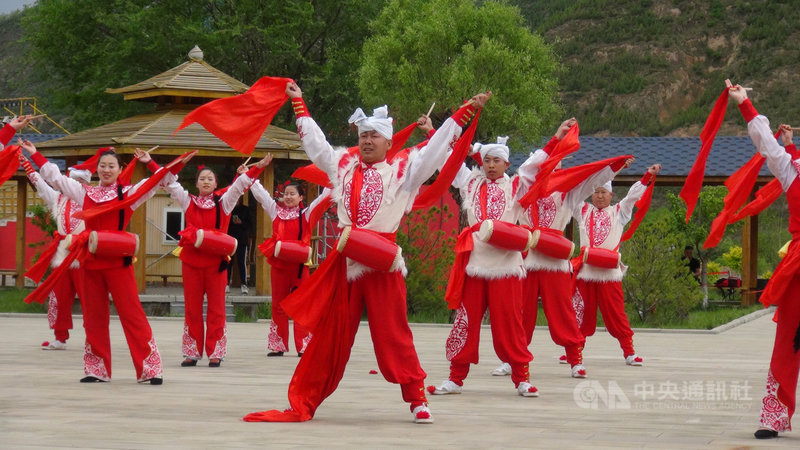 「安塞腰鼓」是黃土高原一帶具有2000年以上歷史的獨特民間大型舞蹈藝術形式,可以百人甚至千人以上同時表演,一般會在傳統節慶上演出。圖為安塞腰鼓演出現場。中央社記者繆宗翰延安攝 110年5月30日