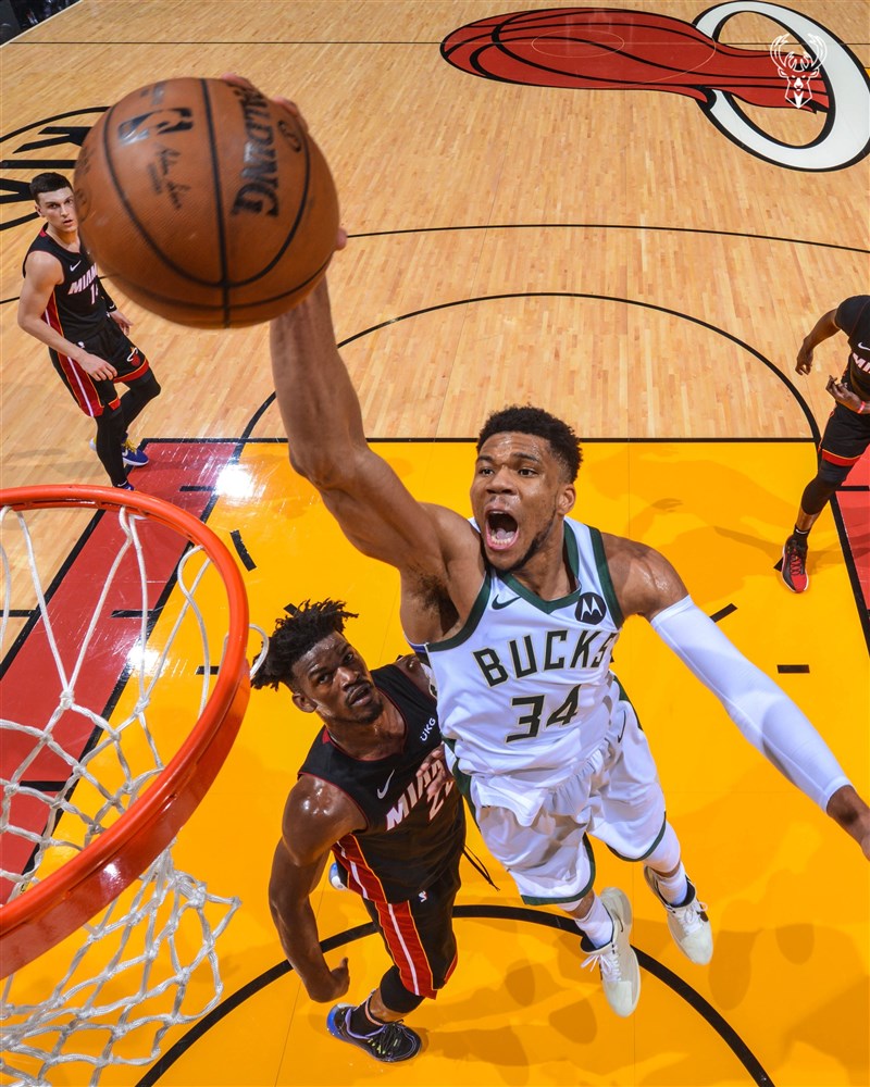 美國職籃NBA密爾瓦基公鹿的「字母哥」安特托昆博（前右）29日繳出生涯首次季後賽大三元。（圖取自twitter.com/Bucks）