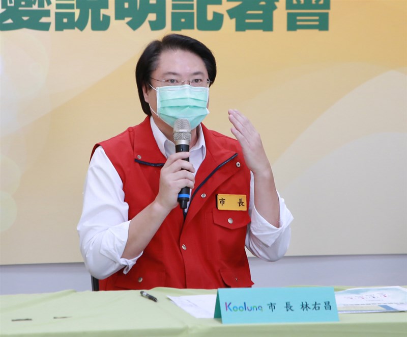 基隆市長林右昌30日下午在線上記者會表示,若真的要進入四級警戒,應擔心如何啟動,若啟動時機有時間差,會爆發台北市、新北市市民的逃亡潮,所有車輛會塞在高速公路,對台灣只會是災難。(基隆市政府提供)中央社記者王朝鈺傳真 110年5月30日