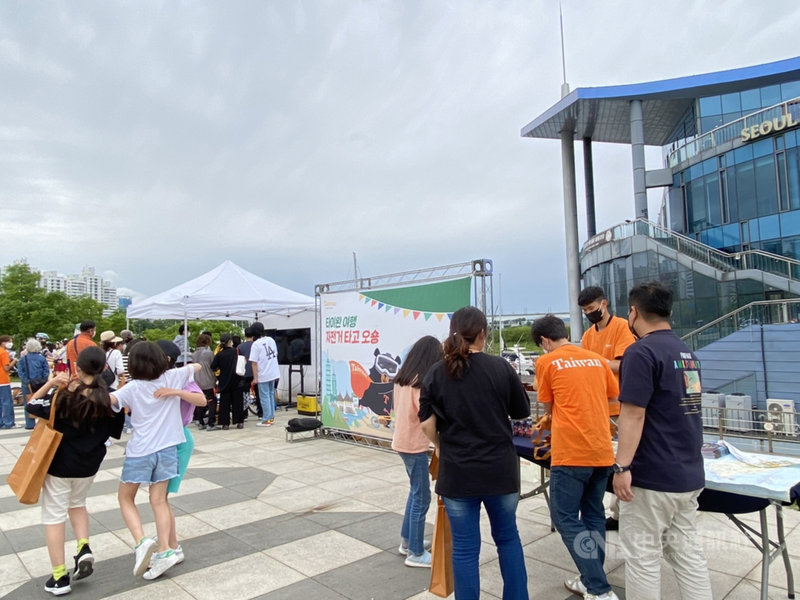 觀光局駐首爾辦事處配合自行車旅遊年主題,29、30日在熱愛戶外運動民眾聚集的首爾漢江邊舉辦自行車旅遊體驗活動,讓韓國民眾可為疫情後訪台預作準備。(駐首爾辦事處提供)中央社記者廖禹揚首爾傳真 110年5月31日