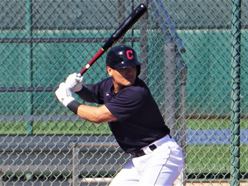 MLB克里夫蘭印地安人隊一日兩戰,張育成第2戰先發,3打席都上壘,且跑回2分,吹起反攻號角,替球隊以再見高飛犧牲打6比5逆轉氣走多倫多藍鳥隊創造契機。(中央社檔案照片)