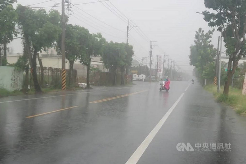 台南市部分地區31日上午有伴隨強風的短時強降雨出現，雨勢以沿海地區及平地較為明顯。中央社記者楊思瑞攝 110年5月31日