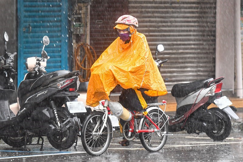 氣象局預估31日晚間雨勢持續,提醒苗栗、台中、南投等地防豪雨。中央社記者鄭清元攝 110年5月31日