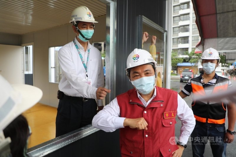 新北市長侯友宜30日籲中央勿刁難民間購捐疫苗的說法引各界議論,資深藝人張小燕也發文力挺。侯友宜(前中)31日巡視疫苗接種暨快篩站時表示,疫苗是最重要的決戰關鍵,張小燕也是有感而發。(新北市府提供)中央社記者王鴻國傳真 110年5月31日