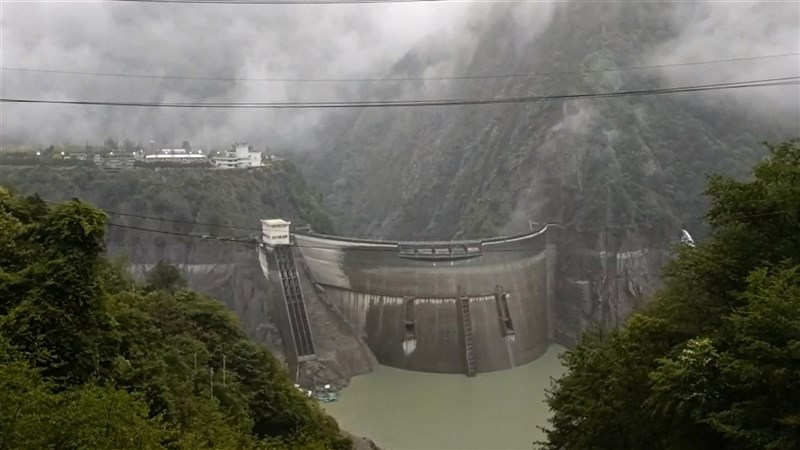 台中市雨勢不停,也讓水位持續下降中的德基水庫終於往上爬升。圖為30日德基水庫一景。(民眾提供)