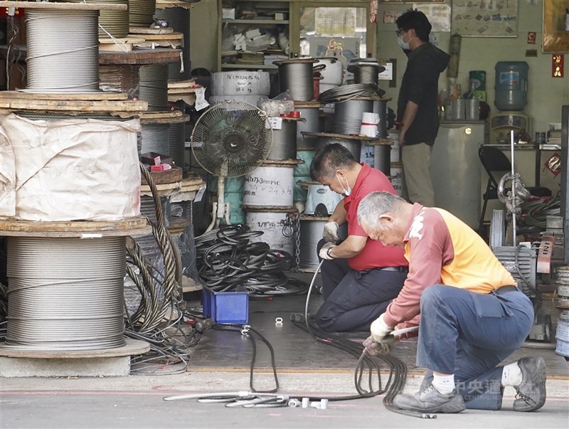 台經院31日公布4月製造業景氣燈號,連續2個月亮代表「揚升」的黃紅燈。(中央社檔案照片)