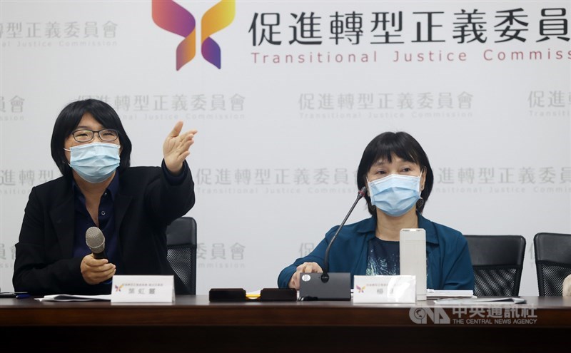 促轉會31日指出,主任委員楊翠(右)因個人生涯規劃,日前向行政院提出辭呈,28日經行政院長蘇貞昌核定。主任委員遺缺由副主任委員葉虹靈(左)代理。(中央社檔案照片)