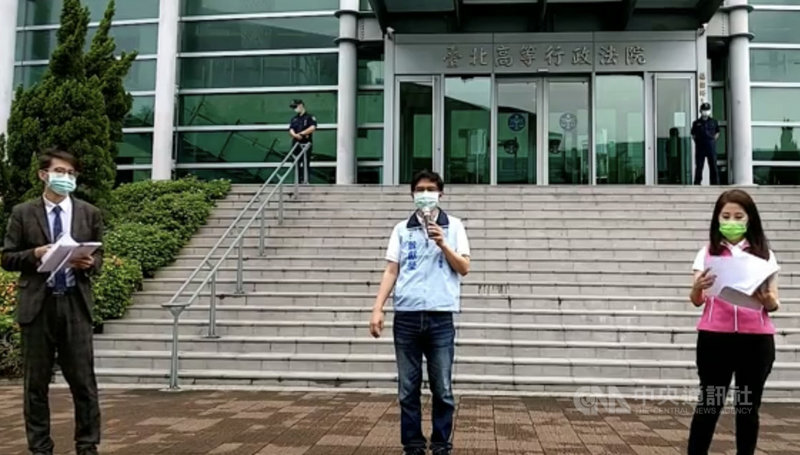 家庭主流化聯盟召集人曾獻瑩(中)主張,疫苗採購跟不上疫情發展速度,31日赴台北高等行政法院遞狀,盼以司法介入,訴請衛福部應於6月底前進口足量疫苗並儘速施打。(家庭主流化聯盟提供)中央社記者劉世怡傳真 110年5月31日