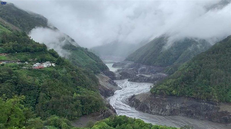 梅雨鋒面助攻之下,全台水庫有不少雨量挹注,截至31日下午4時,預估總降雨效益高達1億910萬噸,約全台9天用水。圖為德基水庫30日畫面。(民眾提供)