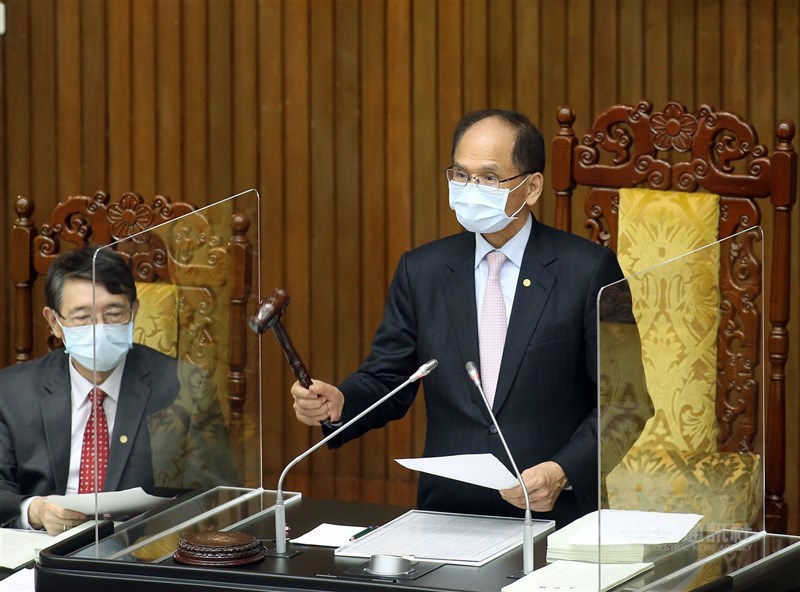立法院院長游錫堃31日在表決後敲槌宣布三讀通過修正紓困條例部分條文,民進黨立法院黨團幹事長劉世芳表示,最快4日即可召開朝野協商及談話會,準備召開臨時會。中央社 110年5月31日