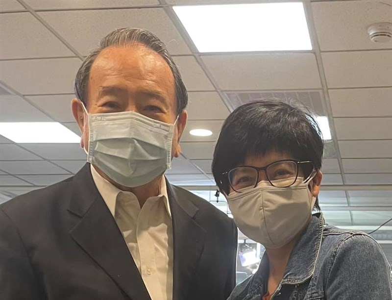 播報氣象新聞逾50年,76歲知名氣象主播任立渝(左)要退休了,TVBS新聞部副總詹怡宜(右)在臉書證實31日是任立渝最後一天上班。(圖取自詹怡宜臉書網頁facebook.com)