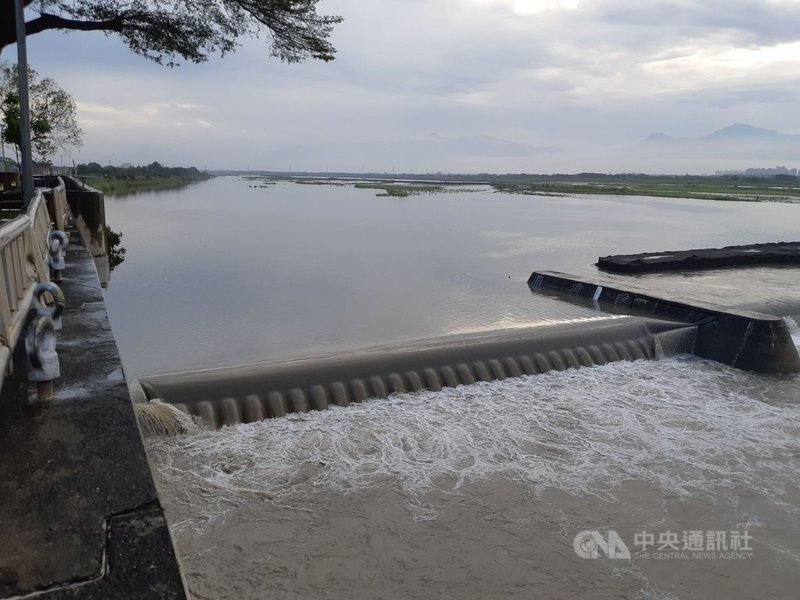 近日接連大雨讓高雄市的水情好轉,1日高屏溪攔河堰的川流量大幅提升。(南水局提供)中央社記者王淑芬傳真 110年6月1日