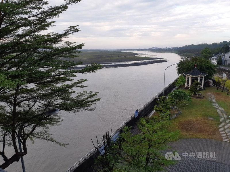 高雄市目前的水情燈號是減壓供水的「黃燈」,連日降雨,水情好轉,主要水源高屏溪攔河堰的川流量也大幅提升。(南水局提供)中央社記者王淑芬傳真 110年6月1日