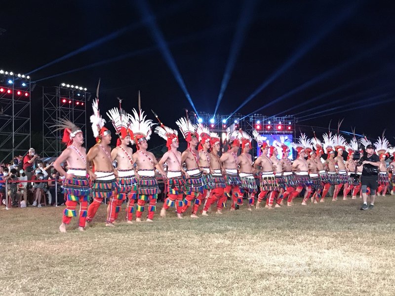 受到武漢肺炎(2019冠狀病毒疾病,COVID-19)疫情影響,花蓮縣政府宣布縣府主辦的「聯合豐年節活動」延期舉辦。圖為2020年聯合豐年節活動。中央社記者張祈攝 110年6月1日