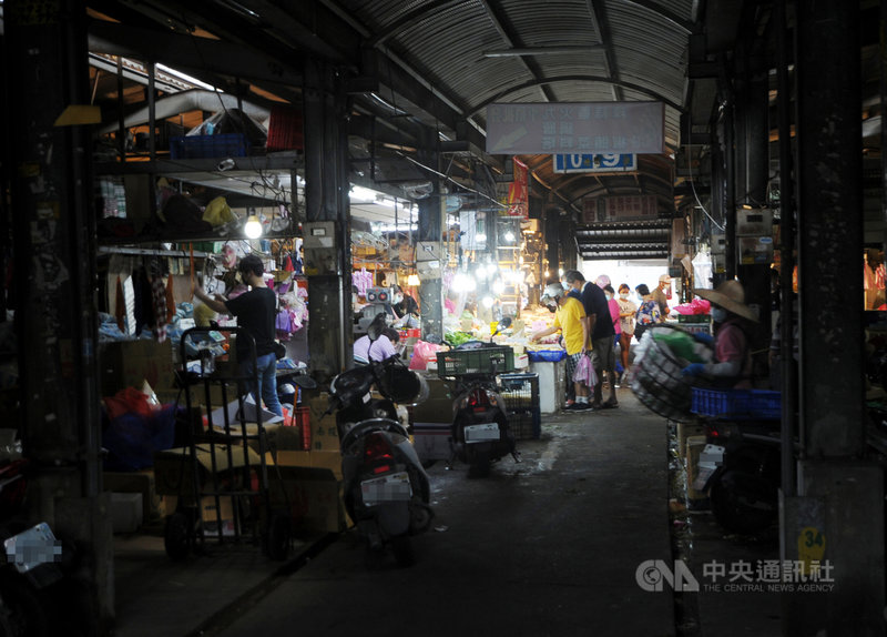 COVID-19疫情升溫,桃園傳統市場實施分流管制,呼籲市民到市場採買時,要快買、少停、一次購足。圖為1日上午前來市場採買的民眾減少許多。中央社記者施宗暉攝 110年6月1日