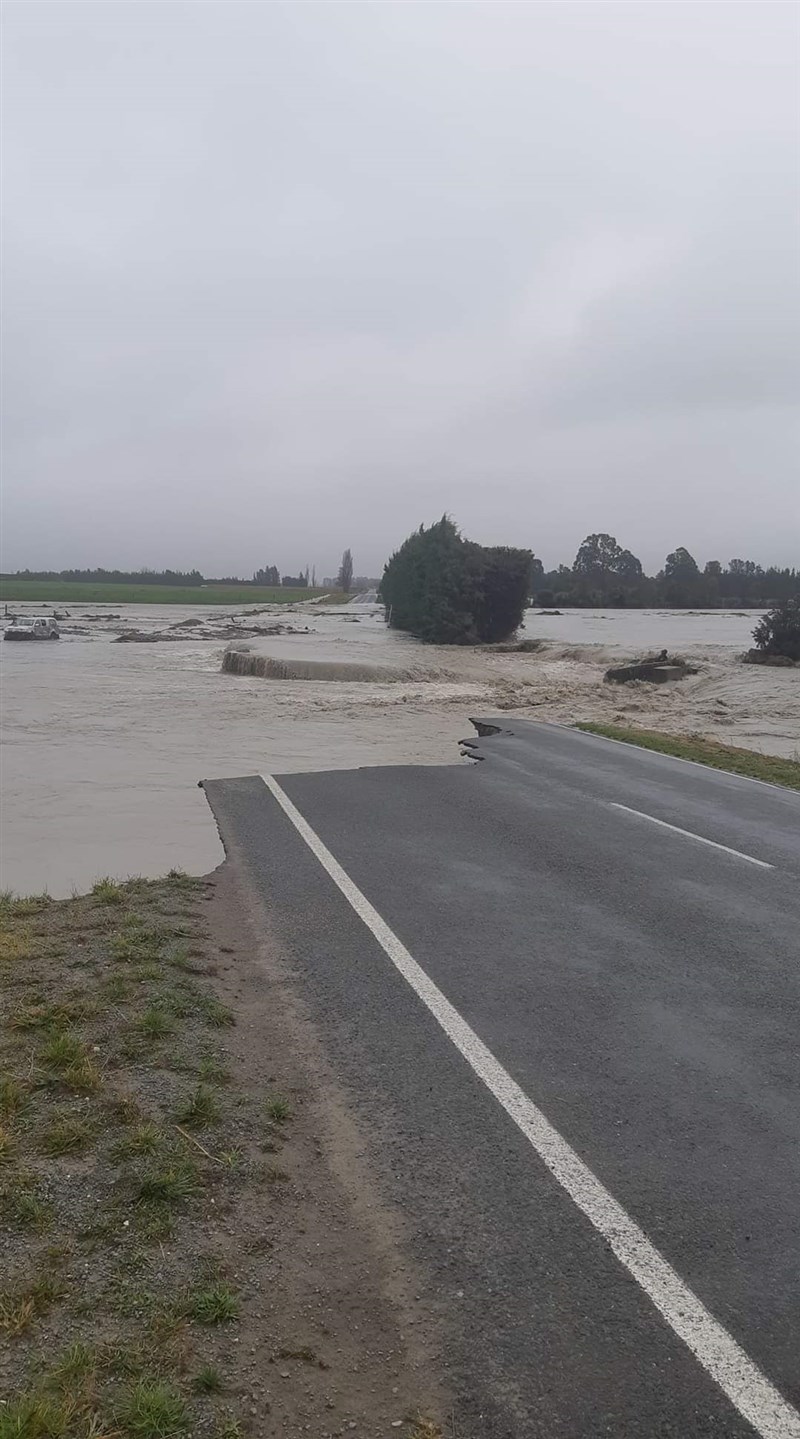 紐西蘭近來豪雨成災,3天內就降下相當於3個月的雨量,阿什伯頓鎮整個地區在內,因為大水造成對外交通中斷,宛如孤島。(圖取自facebook.com/AshburtonDC)