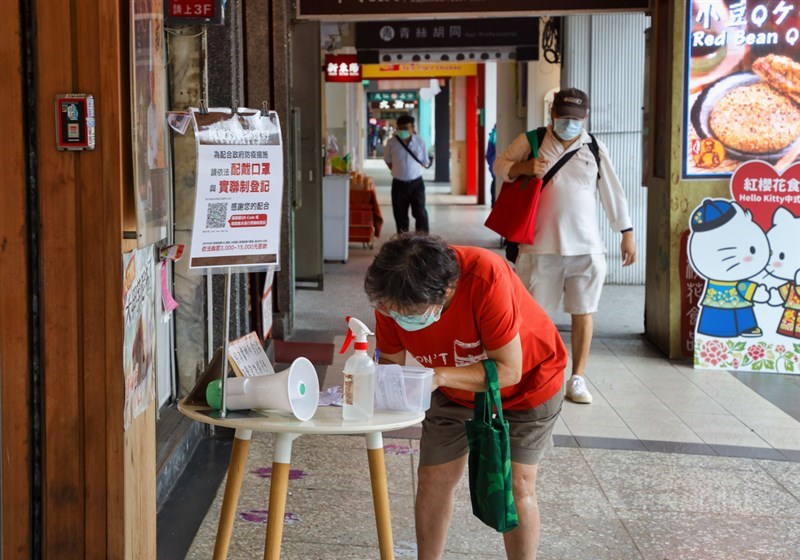 COVID-19本土疫情持續延燒,民眾外出戴口罩、實聯制登記,成了現在日常生活的一部分。中央社記者謝佳璋攝 110年5月31日
