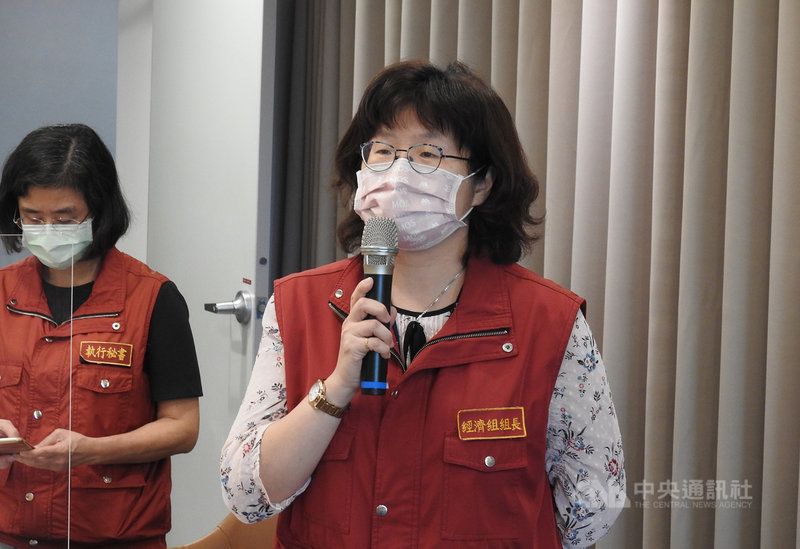 新北市政府經濟發展局長何怡明(右)1日指出,美髮美容有個人衛生需求,是重要的民生服務需求,在落實各項防疫措施下,仍應維持營業。中央社記者王鴻國攝 110年6月1日