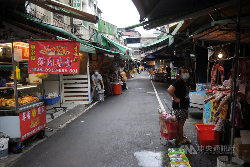 COVID-19疫情升溫,衝擊各行各業,1日桃園一處傳統市場人潮不復見,只有少許民眾前來採買。中央社記者施宗暉攝 110年6月1日