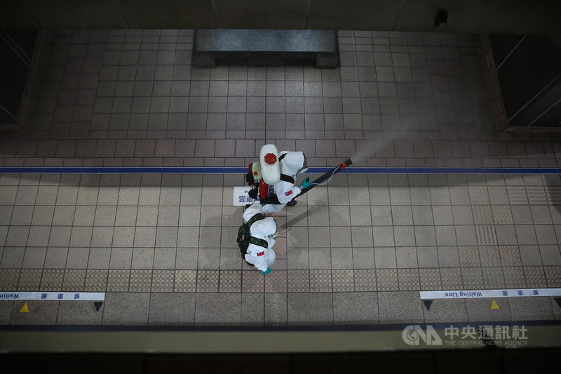 為確保國人健康,國軍化學兵31日出動,開赴台北捷運站消毒。中央社記者游凱翔攝 110年6月1日