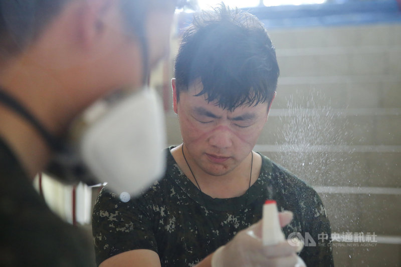 國軍化學兵5月31日完成北捷消毒任務,返回待命區拿下面罩後,使用酒精清潔,臉上全是面罩緊勒一天的壓痕。中央社記者游凱翔攝 110年6月1日