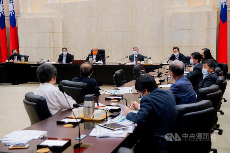 行政院長蘇貞昌1日上午邀集衛福部等部會首長,召開行政院防疫會議,針對防疫物資盤整、防疫作為強化以及疫苗施打規劃等議題進行討論。(行政院提供)中央社記者陳俊華傳真 110年6月1日