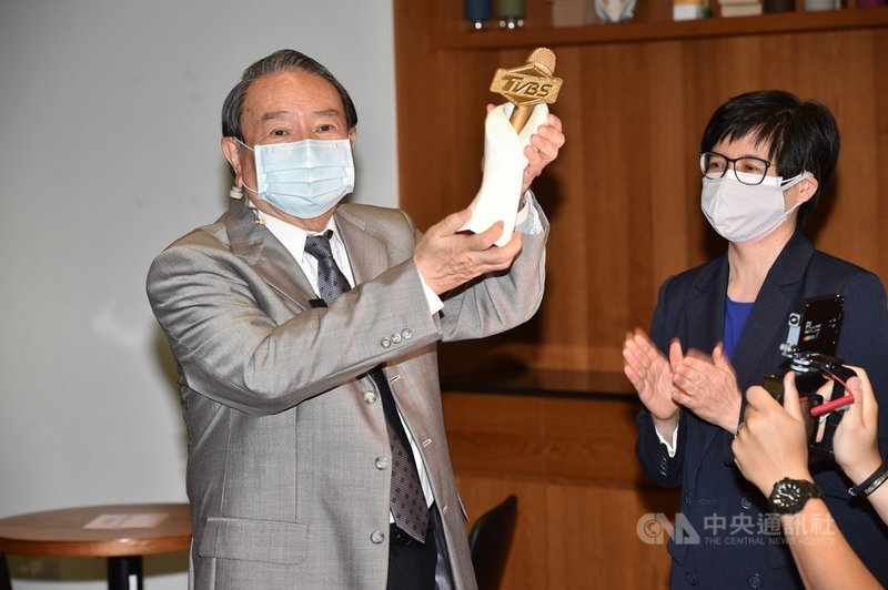 陪伴台灣民眾逾半世紀的「氣象先生」任立渝(左),5月31日播報最後一次氣象後,正式光榮退休;圖為任立渝從TVBS新聞部副總詹怡宜(右)手中接下TVBS金麥克風獎盃。(TVBS提供)中央社記者葉冠吟傳真 110年6月1日