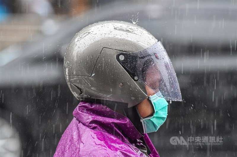 受到滯留鋒面影響,中央氣象局1日針對台南市發出豪雨特報,台北市等15縣市大雨特報。(中央社檔案照片)