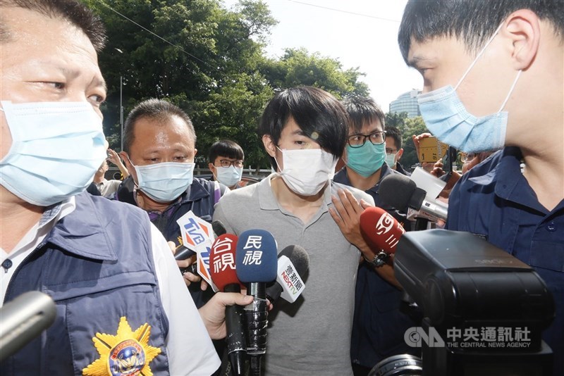 羅姓男子(中)去年8月在躲藏的竹東透天厝密室中,囚禁高雄14歲未成年少女長達66小時。圖為羅姓男子去年被逮捕畫面。(中央社檔案照片)