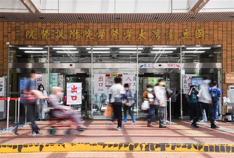 台大醫院有確診病患行為脫序,擅離病房、拉扯醫護防護裝備。台大醫院1日表示,會設法協助當事人提告,並重申醫療暴力零容忍。(中央社檔案照片)