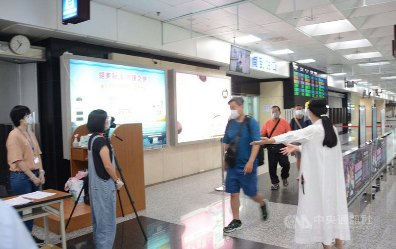 澎湖縣政府1日起在馬公機場展開快篩,入境旅客都自願性的接受快篩,阻斷疫情擴散。(澎湖縣政府提供)中央社 110年6月1日