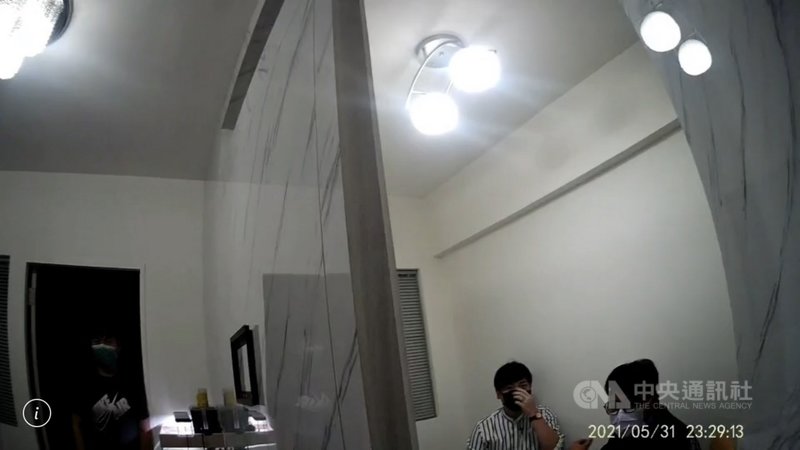 疫情期間禁止室內5人、室外10人以上群聚,但台北市中山區一處民宅5月31日晚上仍有5名男女群聚屋內打麻將,警方獲報後派人到場蒐證,依法送辦。(翻攝照片)中央社記者黃麗芸傳真 110年6月1日