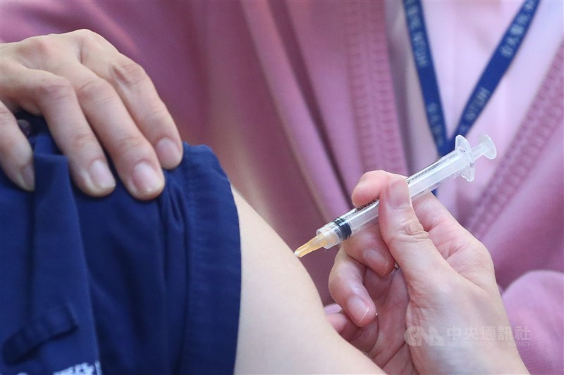 疫情指揮中心副指揮官陳宗彥1日上午召開全國防疫會議會後記者會,針對民間捐贈疫苗事宜表示,已有4個機關團體提出公文申請,佛光山是其中之一。(中央社檔案照片)