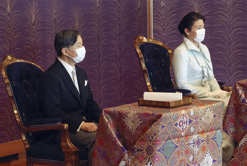 日本先前已開放64歲以下民眾打疫苗,不過符合接種年齡資格的日皇德仁(左)與皇后雅子(右)仍然還沒施打,宮內廳表示將視國民接種疫苗情況再做安排。(共同社)