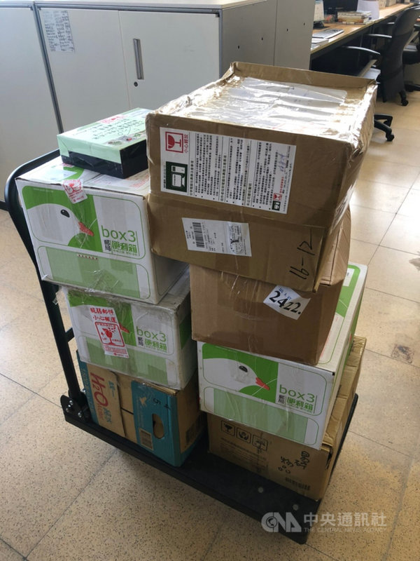 疫情影響,學生改在家以線上學習, 宜蘭縣、花蓮縣數位機會中心(簡稱宜花DOC)發起二手平板與筆電募集行動,為偏鄉弱勢孩童招募遠距學習資訊設備,收到國內外愛心響應,經整理後透過縣府教育處提供學童借用。(宜花DOC提供)中央社記者李先鳳傳真 110年6月1日