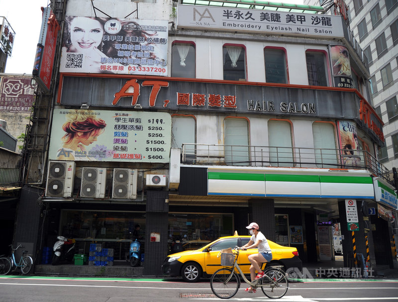 疫情升溫,桃園市政府1日宣布,美容美髮、美甲美睫等業者,4日起至14日強制停止營業;2日桃園市火車站附近一家大型美髮業者,老板表示會配合停業。中央社記者施宗暉攝 110年6月2日