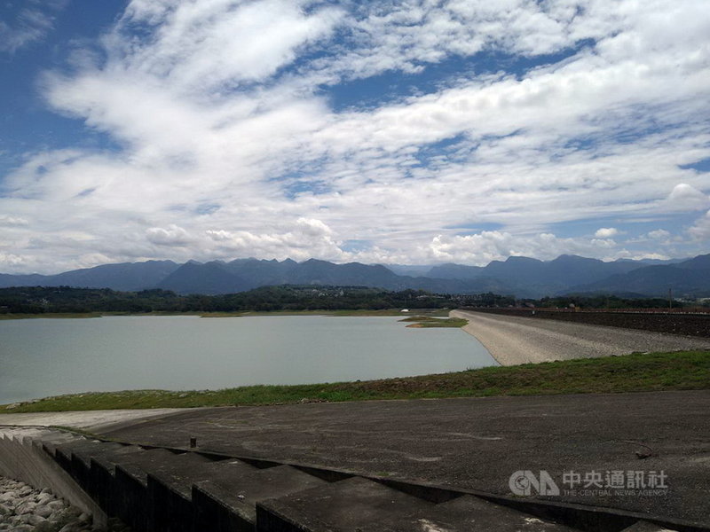 梅雨鋒面帶來大雨,雲嘉地區水庫皆有進帳,約可提供嘉義地區26天用水量。圖為2日的仁義潭水庫。(中央社檔案照片)