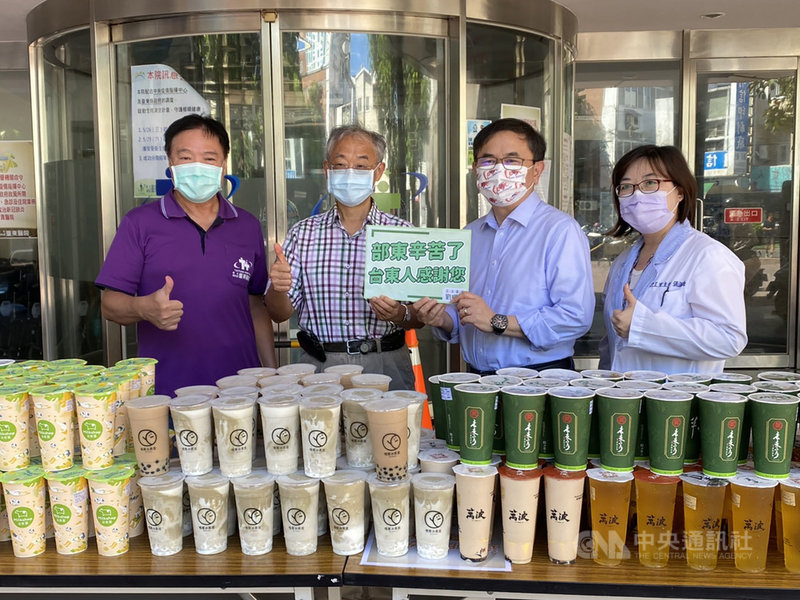 民進黨籍立委劉櫂豪(右2)2日自掏腰包購買300杯飲料,藉以慰問衛福部台東醫院辛苦的醫護人員,同時也支持餐飲商家,盼眾人攜手度過疫情難關。(劉櫂豪服務處提供)中央社記者盧太城台東傳真 110年6月2日