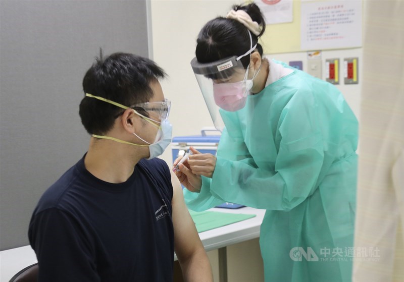 疫情指揮中心2日公布大規模接種計畫,除增加診所據點,也規劃在全聯、里辦公室等設置社區接種站,6至8月所有據點要拚每週接種100萬劑。(中央社檔案照片)