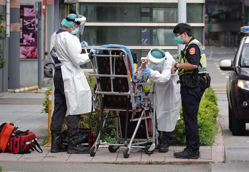 台大公衛專家陳秀熙提醒,台灣未來一兩週內要把COVID-19重症處理好,才能減少死亡個案。(中央社檔案照片)