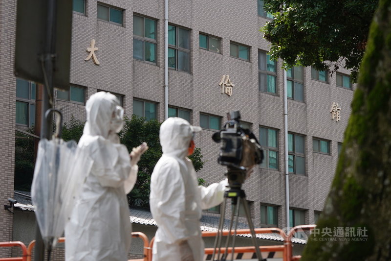 中國文化大學校內大倫館有4名學生確診武漢肺炎，校方已將大倫館全館消毒，2日安排大倫館住宿生進行快篩。大批媒體記者前往關注校方回應。中央社記者徐肇昌攝  110年6月2日