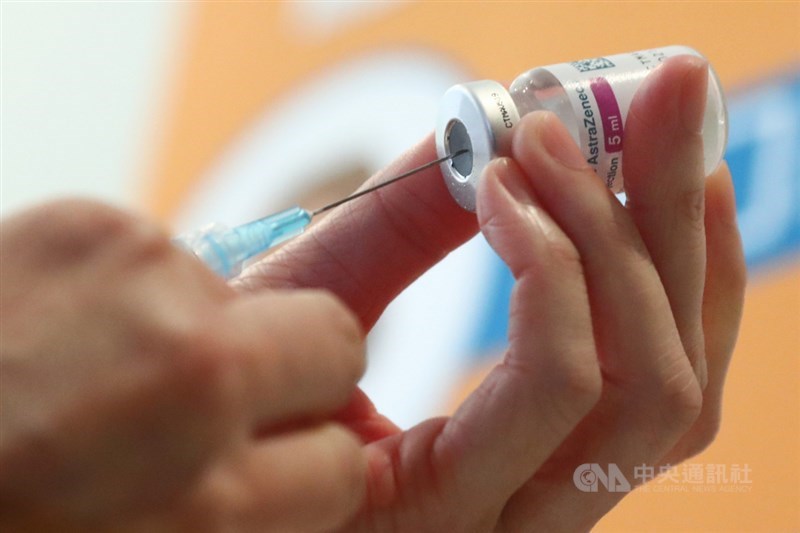 疫情指揮中心2日宣布,國內出現首例接種AZ疫苗後併發血栓不良事件,個案為30多歲男子。(中央社檔案照片)