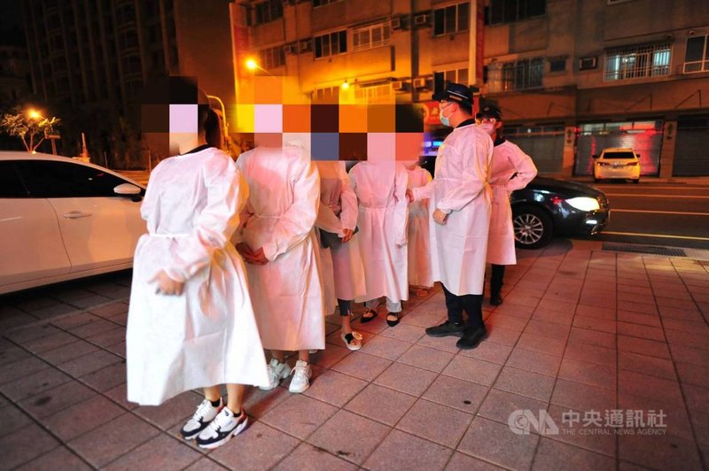 全國疫情第3級警戒,台南警方在火車站附近2棟大樓查獲10名越南女子從事性交易,其中8人失聯或逾期停留,3人來自雙北市,警方讓她們穿上防護衣後,採檢送辦。(台南市警局提供)中央社記者張榮祥台南傳真 110年6月2日