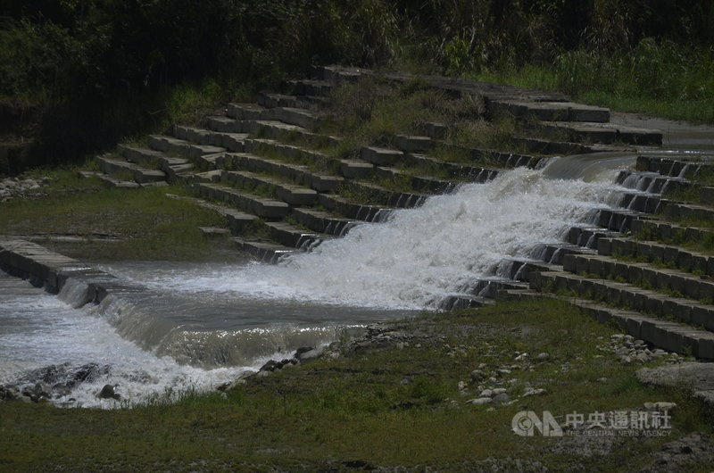梅雨鋒面北移,嘉義地區2日雨勢已停,但仁義潭水庫進水口持續進水。中央社記者蔡智明攝 110年6月2日