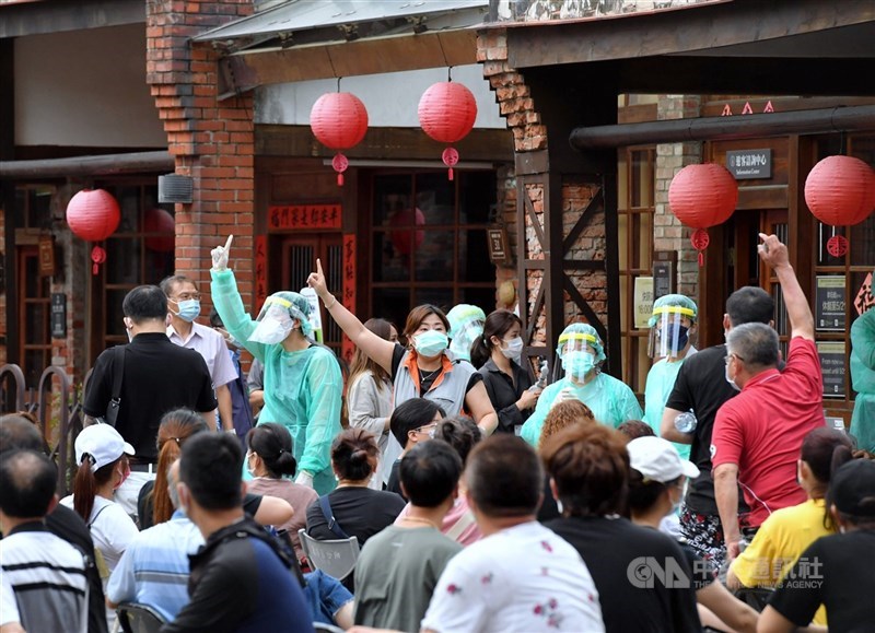 台北市長柯文哲2日表示,過去是鼓勵民眾出現症狀再來做快篩,現在要重新改變戰術,透過疫調匡列出可能被傳染的人,圍堵疫情。圖為在萬華剝皮寮快篩站的民眾等候篩檢叫號。(中央社檔案照片)