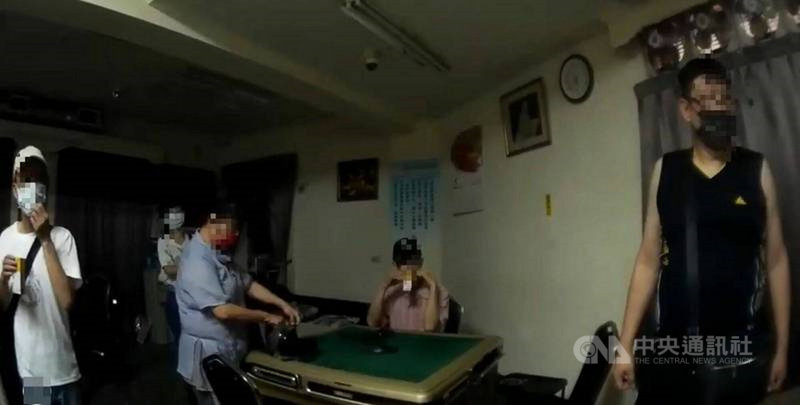 台中市大里區一處麻將館5月23日遭警方查獲違規營業,警方蒐證開立紀錄表後,移請中市府主管機關裁處。衛生局依違反傳染病防治法規定,裁罰業者及玩家等7人各新台幣6萬元罰鍰。(警方提供)中央社記者蘇木春傳真 110年6月2日