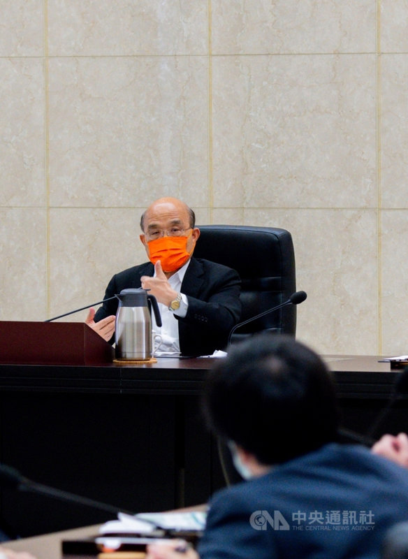 雙和醫院護理師日前遭確診患者持刀砍傷,行政院長蘇貞昌2日表示,防疫人員遭攻擊,除慰問金與相關保險給付外,應規劃補償,請相關部會盤整法令,盡快提出規劃。(行政院提供)中央社記者賴于榛傳真 110年6月2日