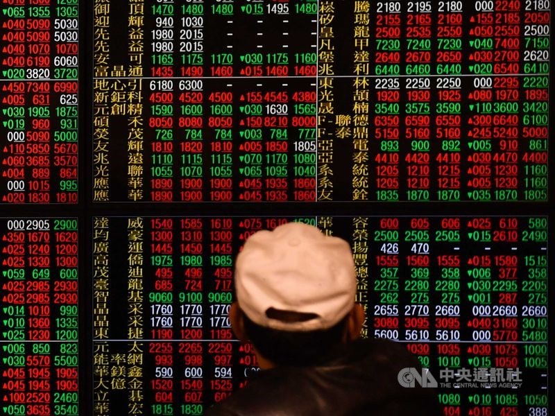 台股2日在航運股等傳產股帶動下續揚,但電子股小跌,大盤漲勢收斂,盤中仍站上17200點。(中央社檔案照片)